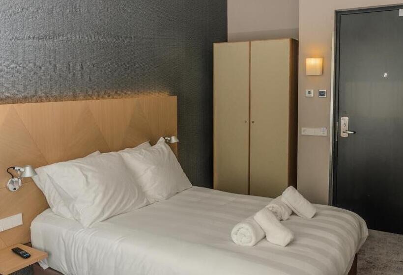 اتاق لوکس با چشمانداز, Amadi Panorama