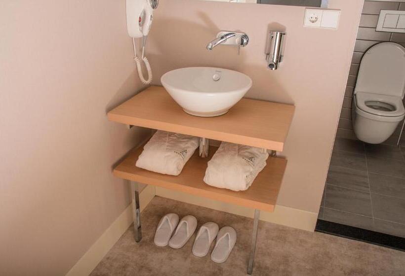 اتاق لوکس سه تخته با چشمانداز, Amadi Panorama