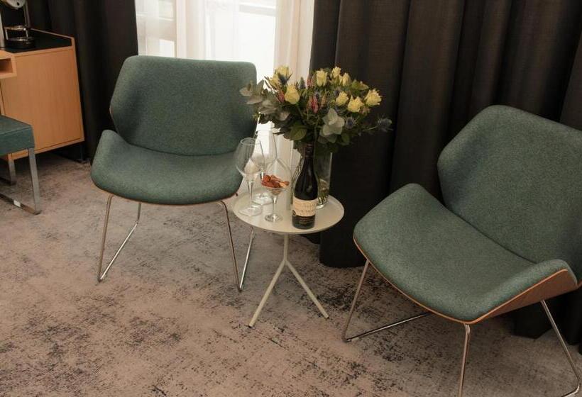 سوئیت جونیور با چشمانداز, Amadi Panorama