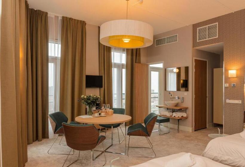 اتاق لوکس خانوادگی, Amadi Panorama