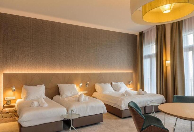 اتاق لوکس خانوادگی, Amadi Panorama