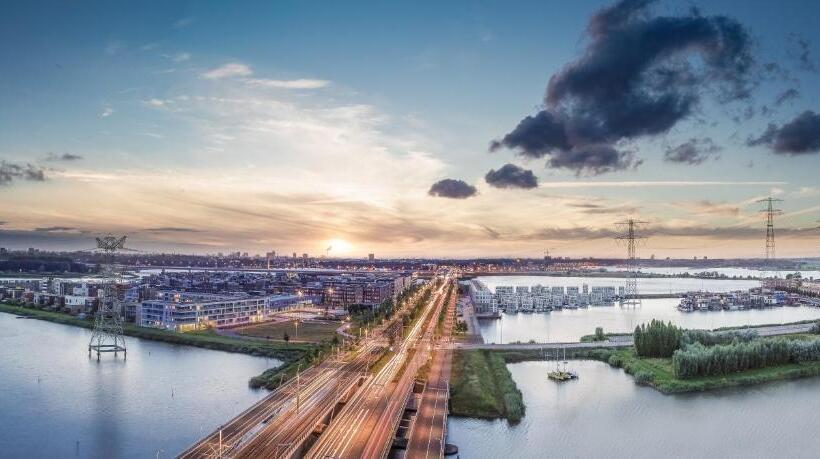 اتاق لوکس خانوادگی, Amadi Panorama