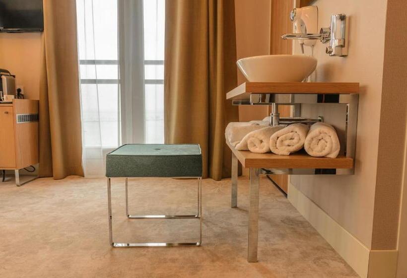 اتاق لوکس خانوادگی, Amadi Panorama