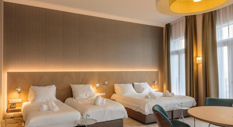 اتاق لوکس خانوادگی, Amadi Panorama