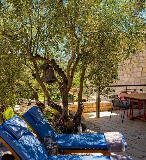 디럭스 자쿠지룸, Anthemion Suites And Villas