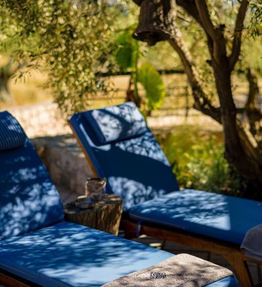 디럭스 자쿠지룸, Anthemion Suites And Villas