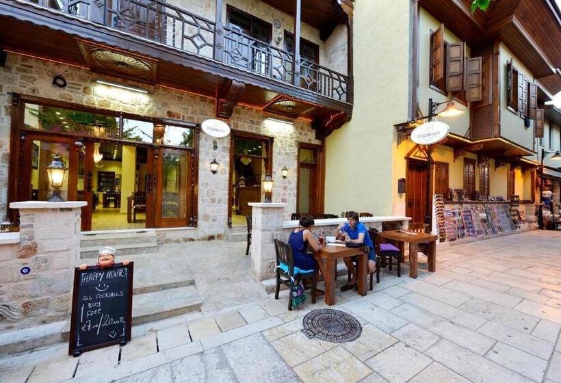 اتاق لوکس, Hadrian Gate