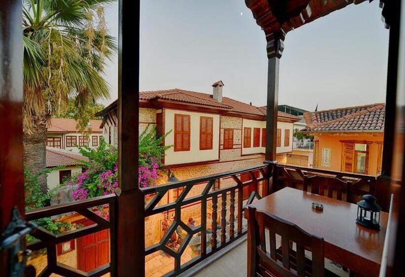 اتاق لوکس, Hadrian Gate