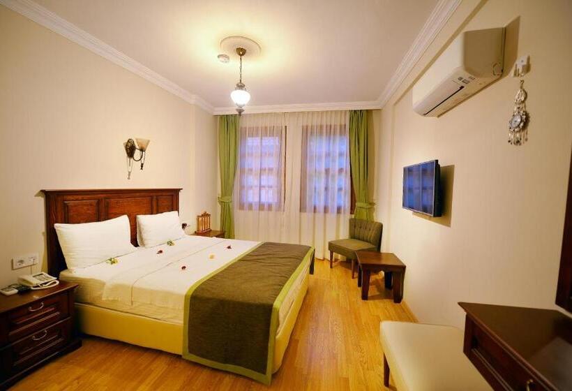 اتاق لوکس, Hadrian Gate