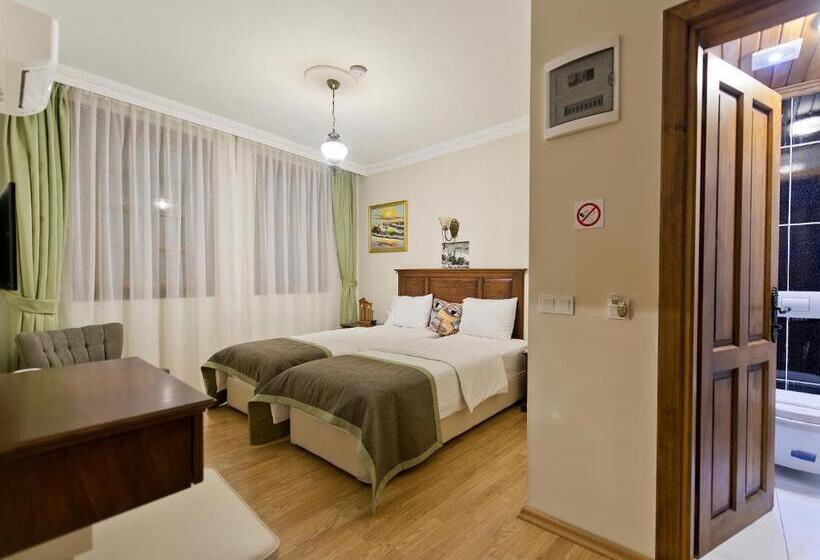 اتاق لوکس, Hadrian Gate