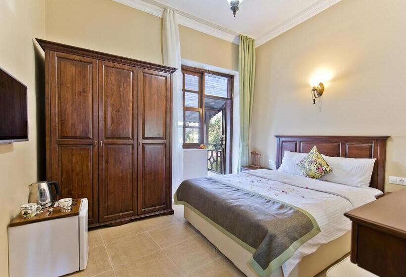 اتاق لوکس, Hadrian Gate