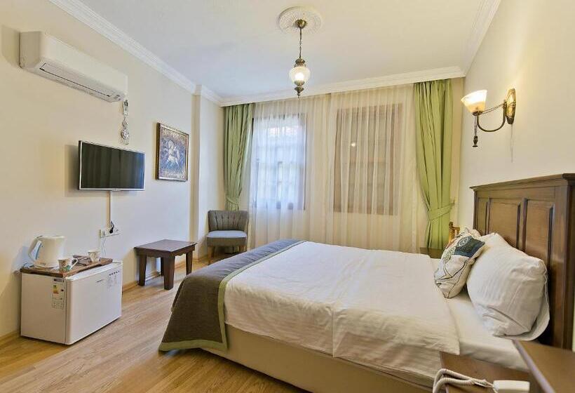 اتاق لوکس, Hadrian Gate