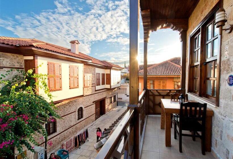 اتاق لوکس, Hadrian Gate