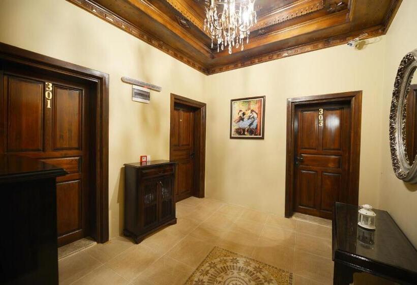 اتاق لوکس, Hadrian Gate