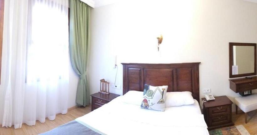 اتاق لوکس سه تخته, Hadrian Gate