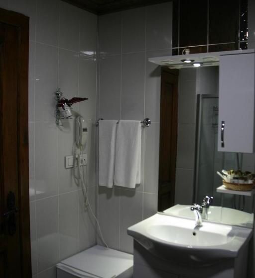 اتاق لوکس سه تخته, Hadrian Gate