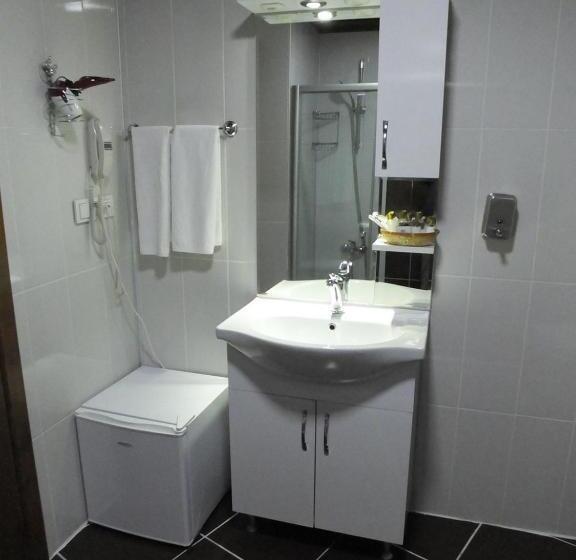 اتاق لوکس سه تخته, Hadrian Gate