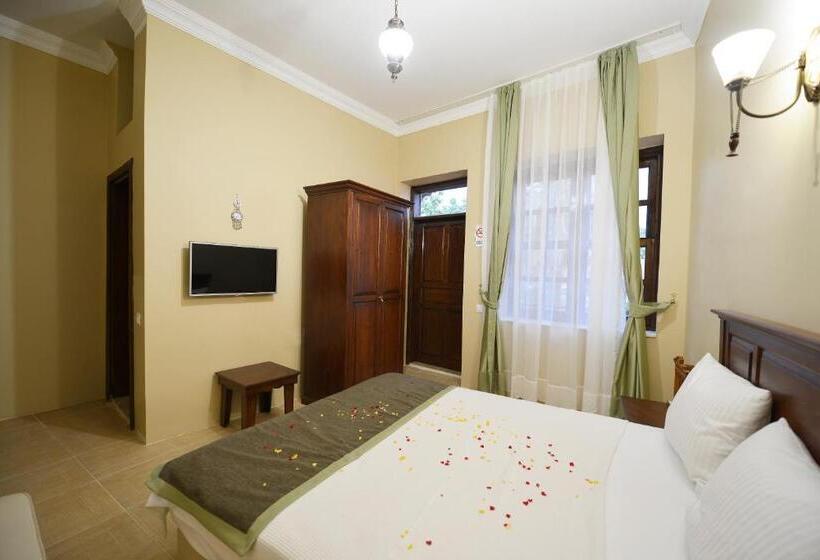 سوییت خانوادگی, Hadrian Gate