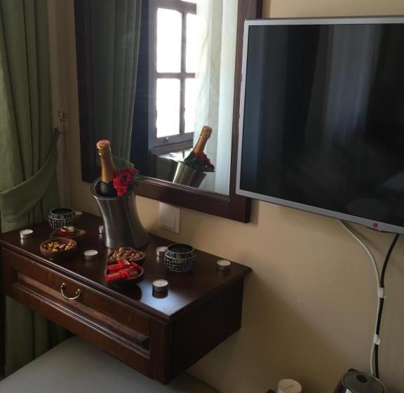 سوییت خانوادگی, Hadrian Gate