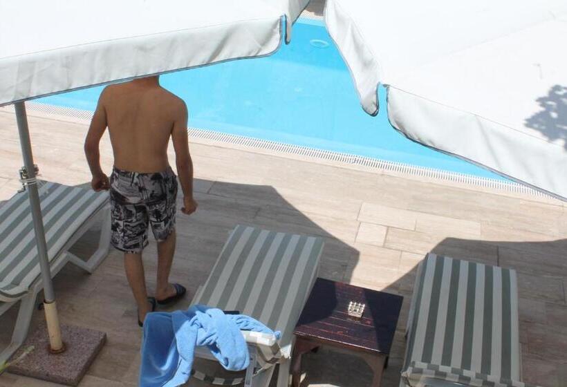 سوییت خانوادگی, Hadrian Gate