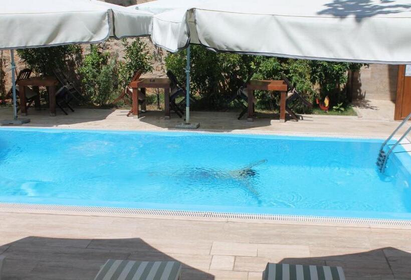 اتاق لوکس چهار تخته, Hadrian Gate