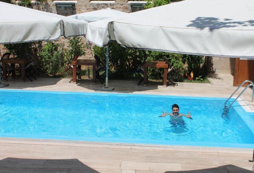 اتاق لوکس چهار تخته, Hadrian Gate