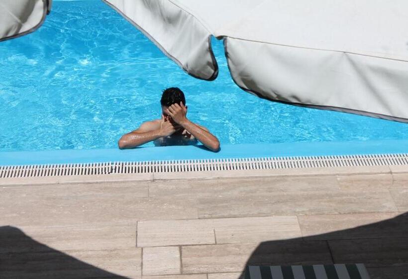 اتاق لوکس چهار تخته, Hadrian Gate