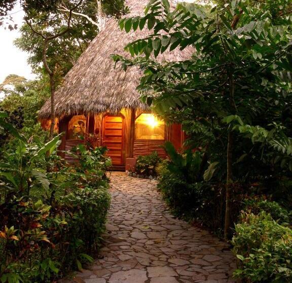 بنجلو قياسى, Luna Lodge