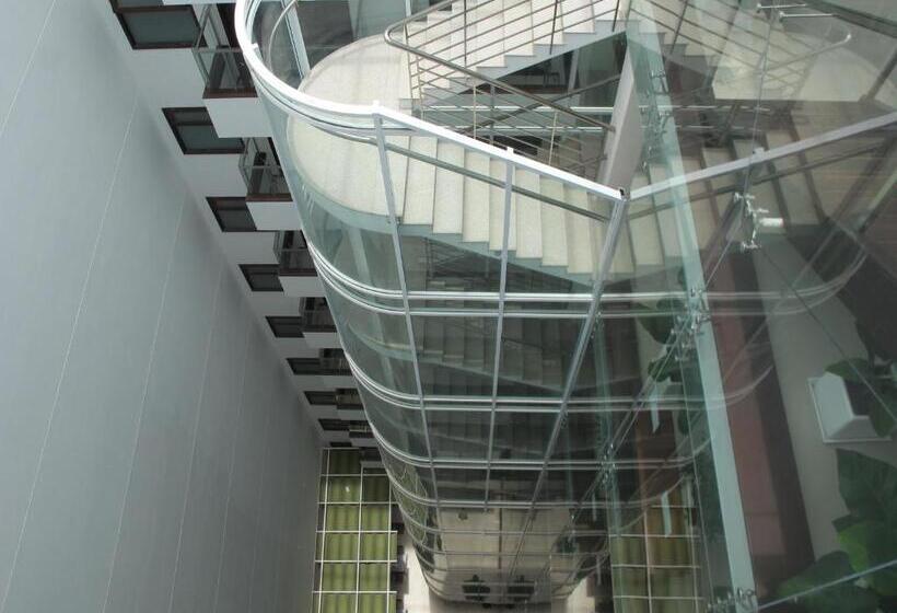 اتاق سوپریور, Nhi Phi