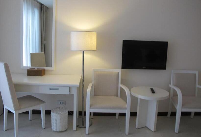 اتاق لوکس, Nhi Phi