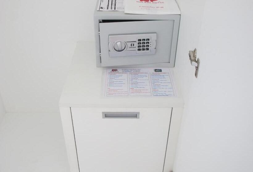 اتاق خانوادگی, Nhi Phi