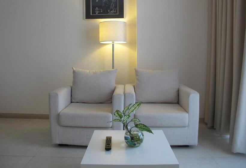 اتاق خانوادگی, Nhi Phi