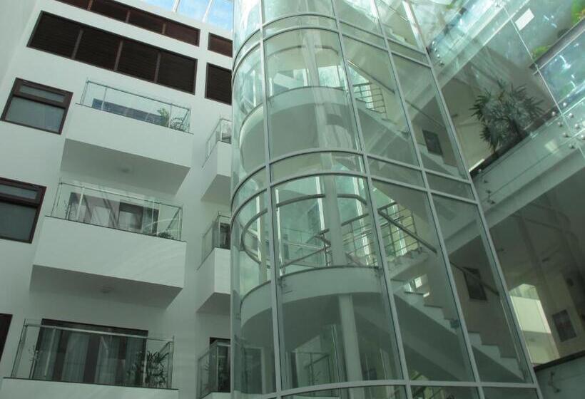 اتاق لوکس با تخت بزرگ, Nhi Phi