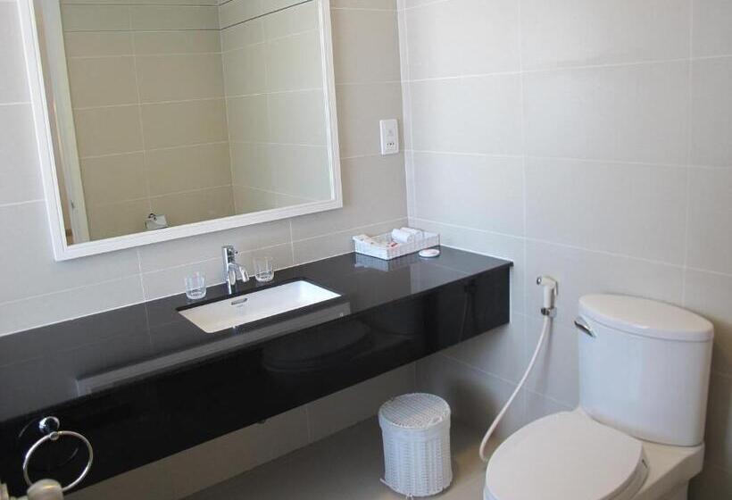 اتاق لوکس با تخت بزرگ, Nhi Phi