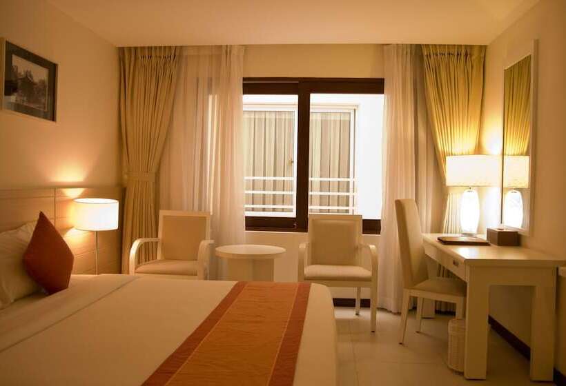 اتاق سوپریور, Nhi Phi