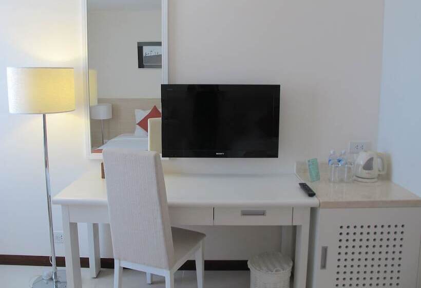 اتاق سوپریور, Nhi Phi