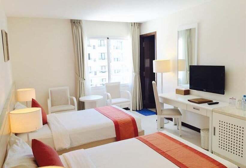 اتاق سوپریور, Nhi Phi