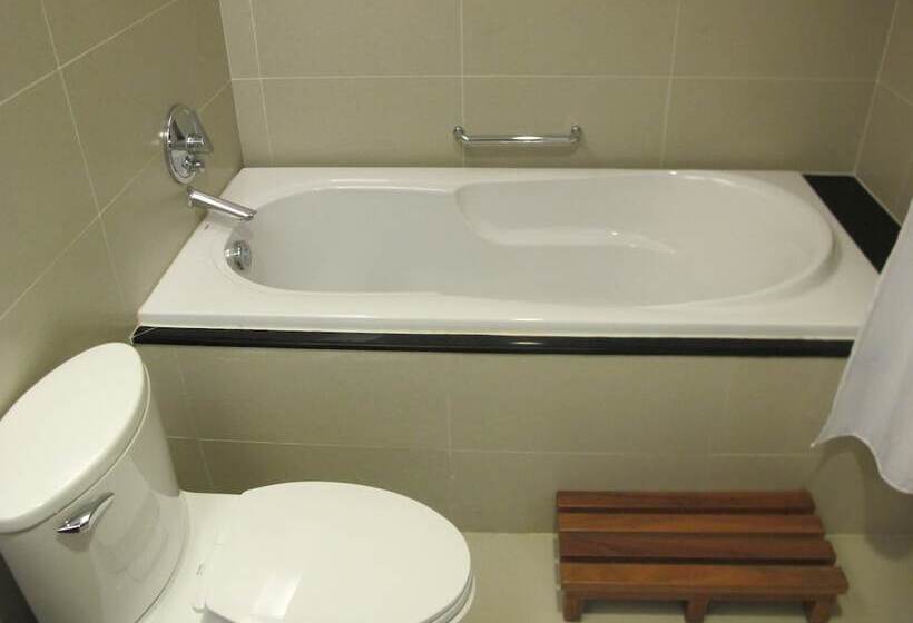 اتاق لوکس, Nhi Phi