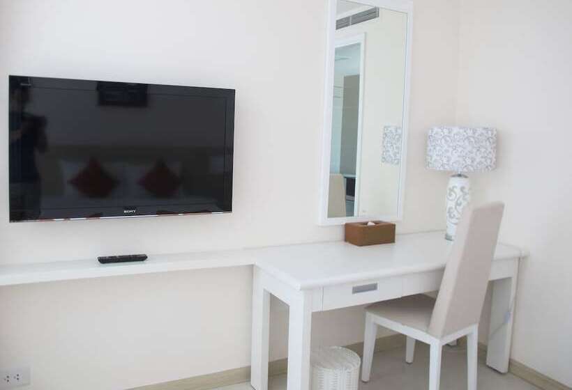 اتاق خانوادگی, Nhi Phi