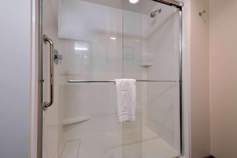 اتاق سوپریور, Nhi Phi