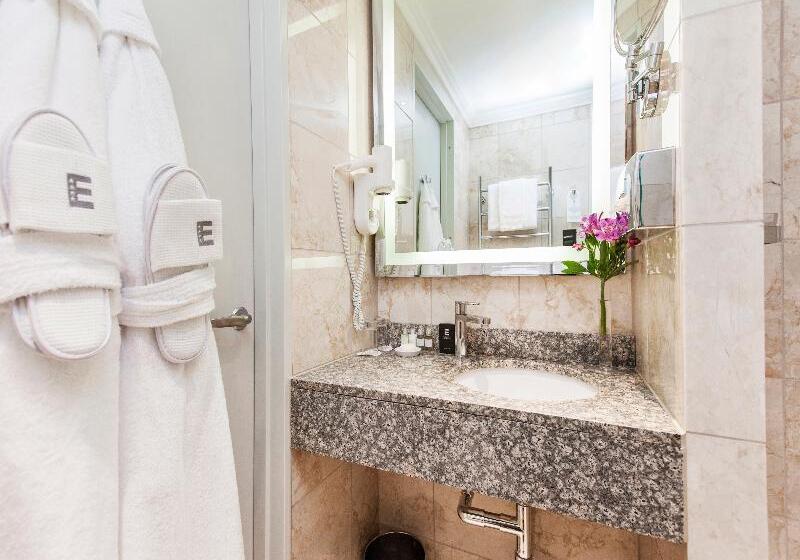 اتاق خانوادگی, Nhi Phi