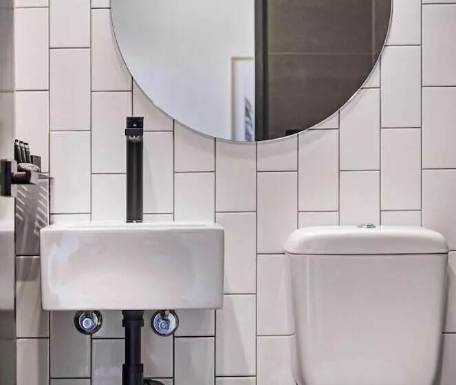 Perhehuone, Cbd Motor Inn