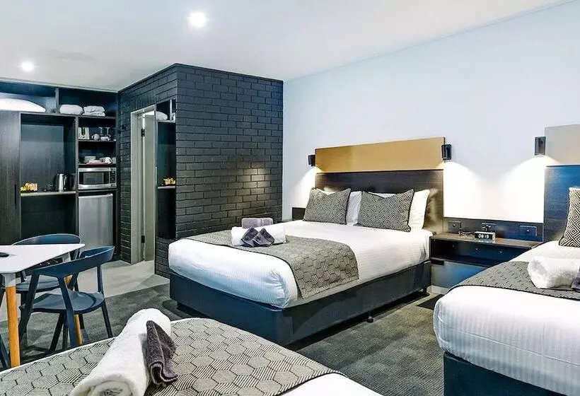 Perhehuone, Cbd Motor Inn