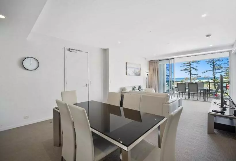 2 Bedroom Apartment with Views, Nirvana By The Sea