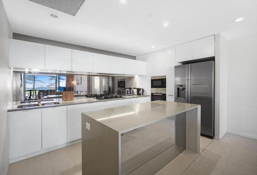 2 Bedroom Apartment with Views, Nirvana By The Sea