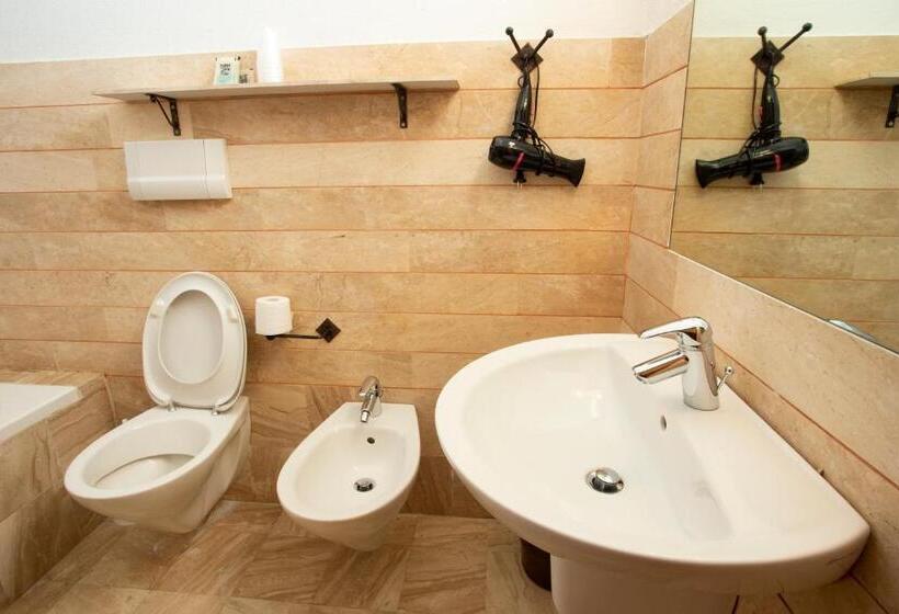 غرفة عائلية مطلّة علي الحديقة, Al Faro