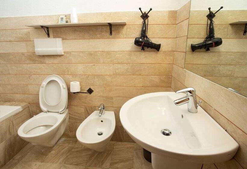 غرفة قياسية رباعية, Al Faro