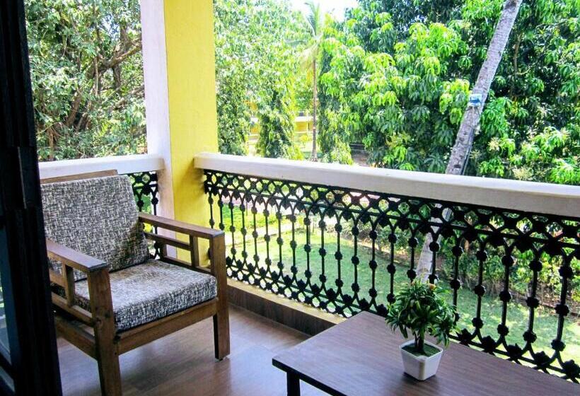 带泳池观景的豪华房, Carina Beach Resort