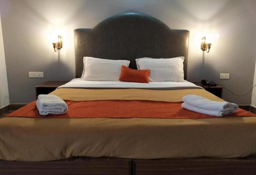 带泳池观景的豪华房, Carina Beach Resort