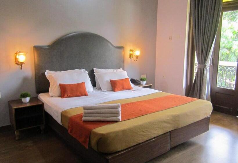 带泳池观景的豪华房, Carina Beach Resort